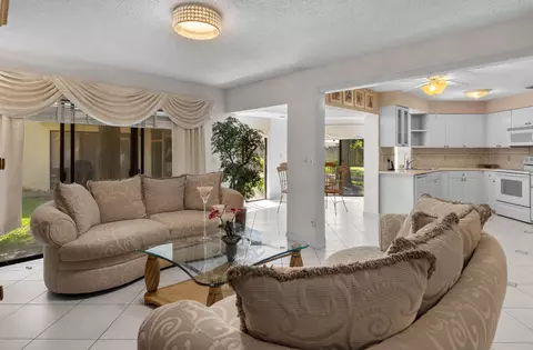 3404 Emerald Oaks Dr #803, Hollywood, FL 33021