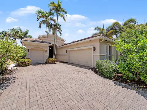 76 Laguna Dr, Palm Beach Gardens, FL 33418