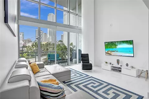 90 SW 3rd St #TH300B, Miami, FL 33130