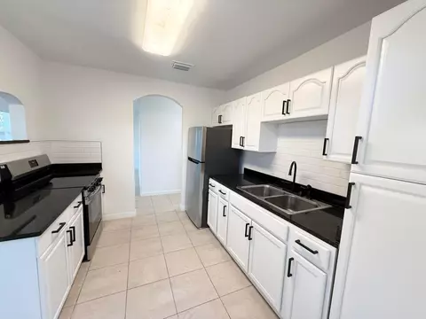 Kitchen - 912 SE Tarpon Ave, Stuart, FL 34994 photo 1 of 4