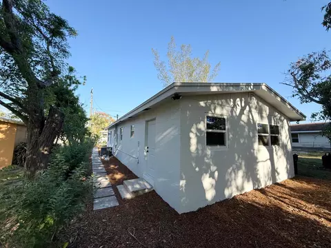 Exterior - 912 SE Tarpon Ave, Stuart, FL 34994 photo 4 of 7