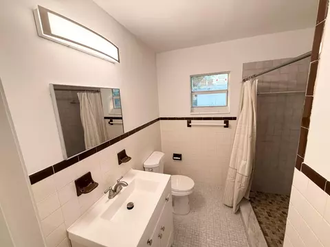 Bath - 912 SE Tarpon Ave, Stuart, FL 34994 photo 3 of 5