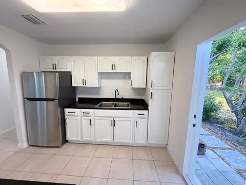 Kitchen - 912 SE Tarpon Ave, Stuart, FL 34994 photo 3 of 4