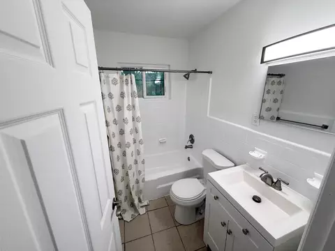 Bath - 912 SE Tarpon Ave, Stuart, FL 34994 photo 1 of 5