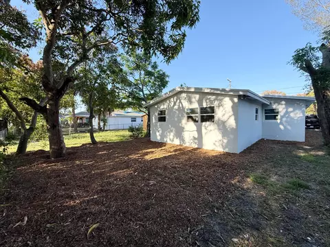Exterior - 912 SE Tarpon Ave, Stuart, FL 34994 photo 5 of 7