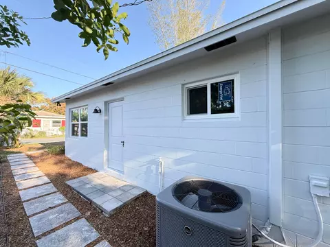 Exterior - 912 SE Tarpon Ave, Stuart, FL 34994 photo 1 of 7