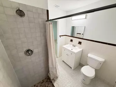 Bath - 912 SE Tarpon Ave, Stuart, FL 34994 photo 4 of 5