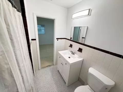 Bath - 912 SE Tarpon Ave, Stuart, FL 34994 photo 5 of 5