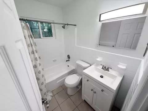 Bath - 912 SE Tarpon Ave, Stuart, FL 34994 photo 2 of 5