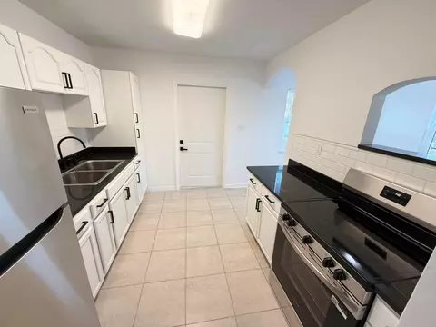 Kitchen - 912 SE Tarpon Ave, Stuart, FL 34994 photo 4 of 4