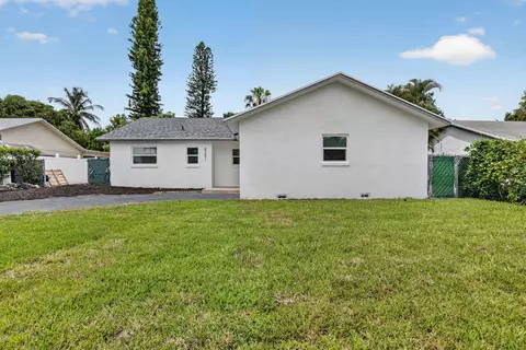 8241 NW 48th St, Lauderhill, FL 33351