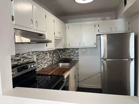 9141 Sunrise Lakes Blvd #115, Sunrise, FL 33322