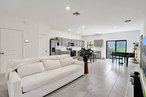 975 NW 3rd Ter, Pompano Beach, FL 33060