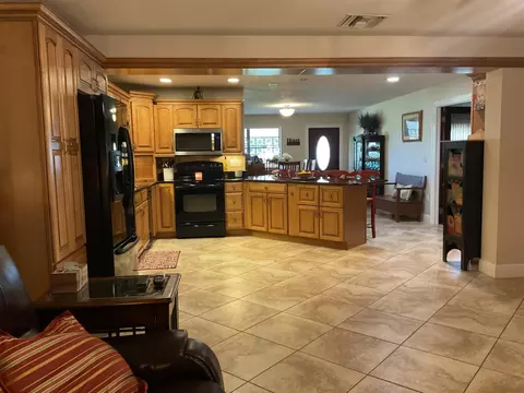 Kitchen - 11405 NW 2nd Ter, Okeechobee, FL 34972 photo 2 of 2