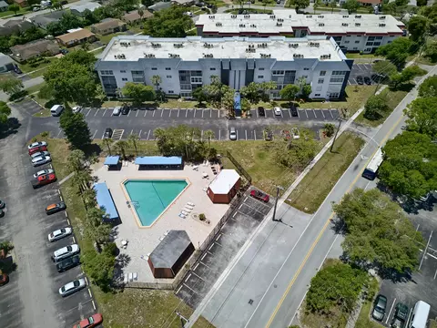 4770 NW 21st St #412, Lauderhill, FL 33313