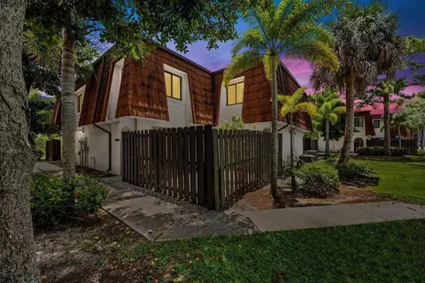 2220 White Pine Cir, Greenacres, FL 33415