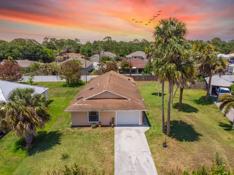 1573 SW Dycus Ave, Port Saint Lucie, FL 34953