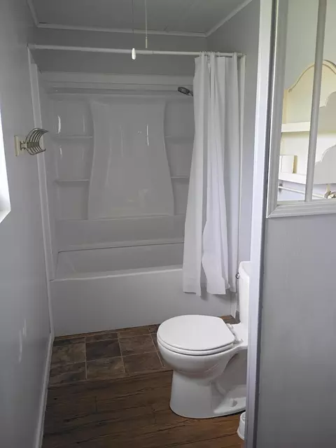 Bath - 2130 SE 24th Blvd, Okeechobee, FL 34974 photo 2 of 4