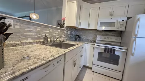 5161 W Oakland Park Blvd #206, Lauderdale Lakes, FL 33313