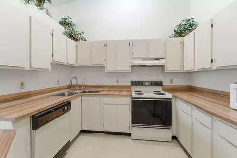 Kitchen - 6519 Chasewood Dr #E, Jupiter, FL 33458 photo 1 of 3