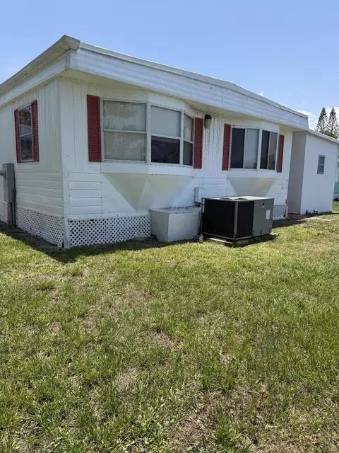 19 Rio Verde Way, Port Saint Lucie, FL 34952