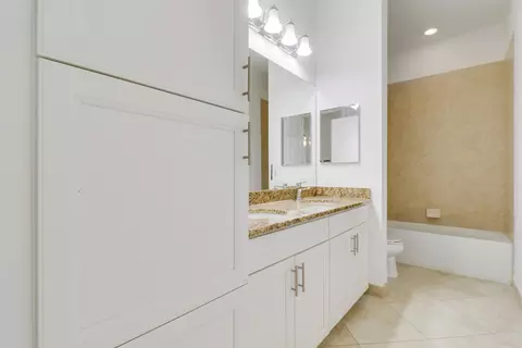 Bath - 119 Steeple Cir, Jupiter, FL 33458 photo 3 of 3