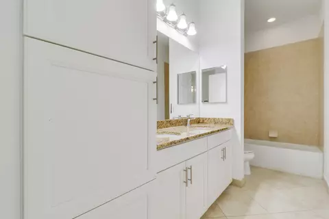 Bath - 119 Steeple Cir, Jupiter, FL 33458 photo 3 of 3