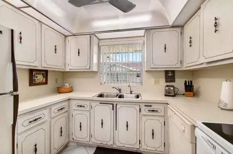 Kitchen - 14290 Nesting Way #A, Delray Beach, FL 33484 photo 4 of 5