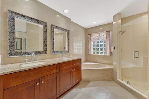 Bath - 16353 Malibu Dr #61, Weston, FL 33326 photo 2 of 2