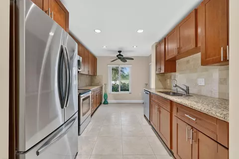 Kitchen - 16353 Malibu Dr #61, Weston, FL 33326 photo 2 of 3