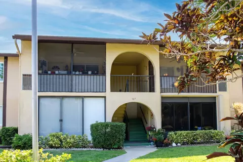 327 Pine Ridge Cir #B-2, Greenacres, FL 33463