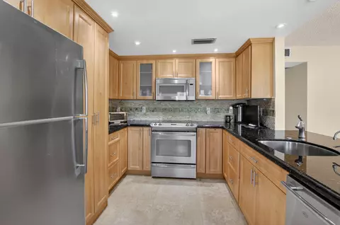 1027 Yarmouth Dr #B, Boca Raton, FL 33434