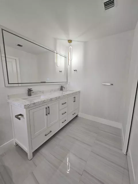 Bath - 2964 NW 36th Ave, Okeechobee, FL 34972 photo 3 of 3