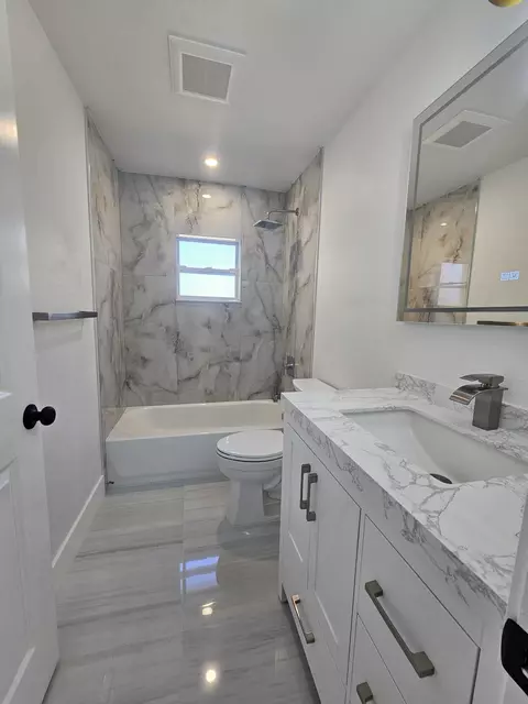 Bath - 2964 NW 36th Ave, Okeechobee, FL 34972 photo 2 of 3