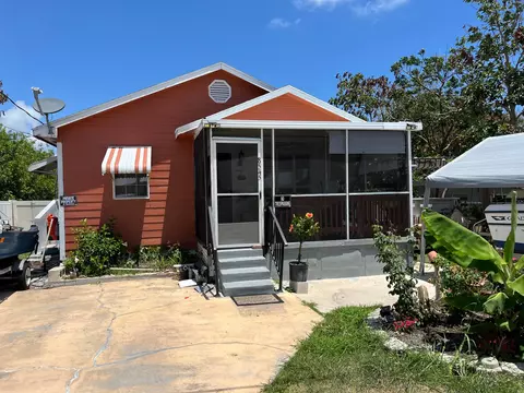 8545 SE Mars St, Hobe Sound, FL 33455
