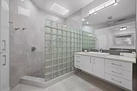 Bath - 169 Hampton Cir, Jupiter, FL 33458 photo 2 of 4