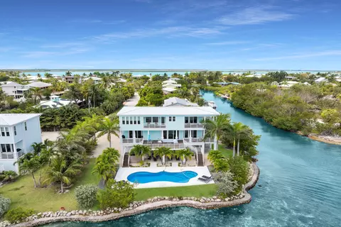 17387 Dolphin St E, Sugarloaf Key, FL 33042
