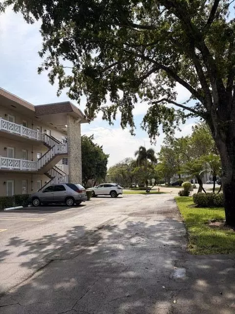 5103 NW 35th St #401, Lauderdale Lakes, FL 33319