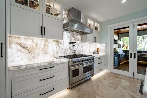 Kitchen - 4130 NE 31st Ave, Lighthouse Point, FL 33064 photo 4 of 12