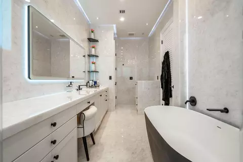 Bath - 4130 NE 31st Ave, Lighthouse Point, FL 33064 photo 5 of 11
