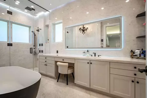 Bath - 4130 NE 31st Ave, Lighthouse Point, FL 33064 photo 1 of 11