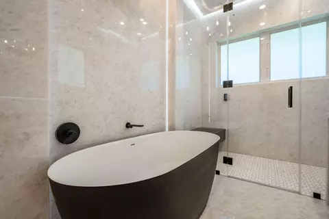 Bath - 4130 NE 31st Ave, Lighthouse Point, FL 33064 photo 2 of 11