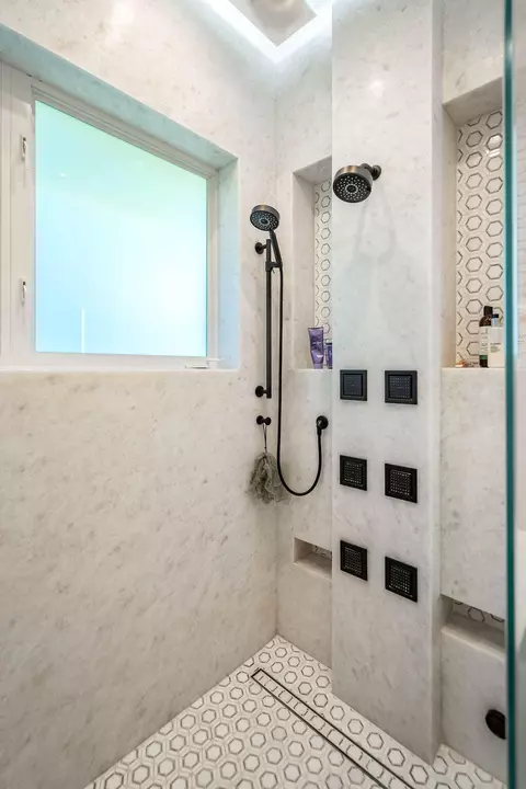 Bath - 4130 NE 31st Ave, Lighthouse Point, FL 33064 photo 4 of 11