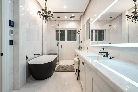 Bath - 4130 NE 31st Ave, Lighthouse Point, FL 33064 photo 3 of 11