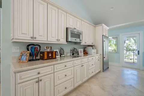 Kitchen - 4130 NE 31st Ave, Lighthouse Point, FL 33064 photo 8 of 12