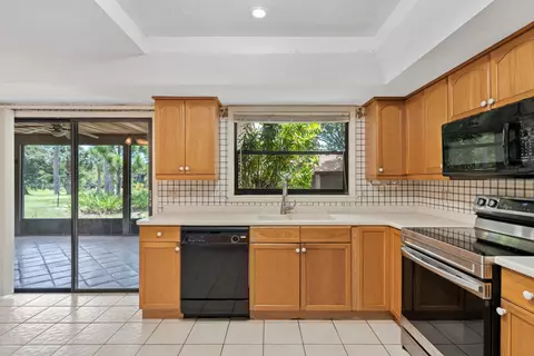 Kitchen - 6035 N 180th St N, Jupiter, FL 33458 photo 2 of 2