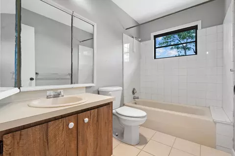 Bath - 6035 N 180th St N, Jupiter, FL 33458 photo 2 of 3
