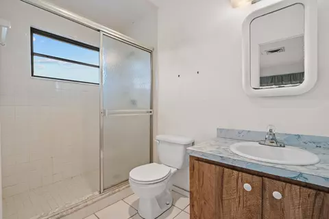 Bath - 6035 N 180th St N, Jupiter, FL 33458 photo 3 of 3