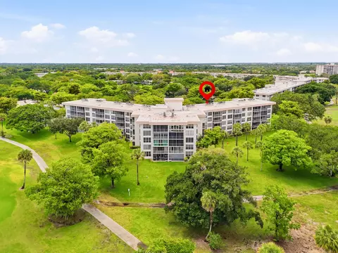 3800 Oaks Clubhouse Dr #410, Pompano Beach, FL 33069