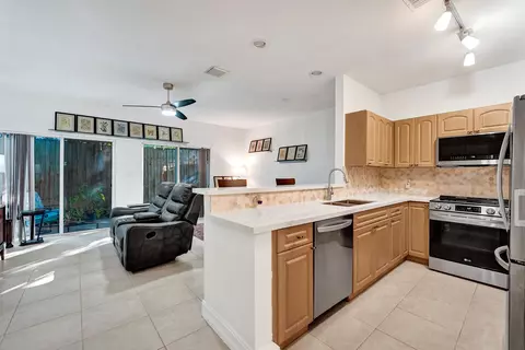 1743 NE 4th Ave #F4, Fort Lauderdale, FL 33305